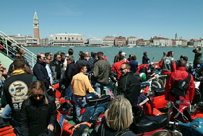 STORIA RADUNO VESPE LIDO DI VENEZIA